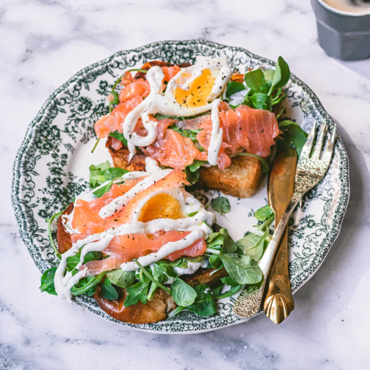 Brioche met zalm, burrata en gepocheerd ei