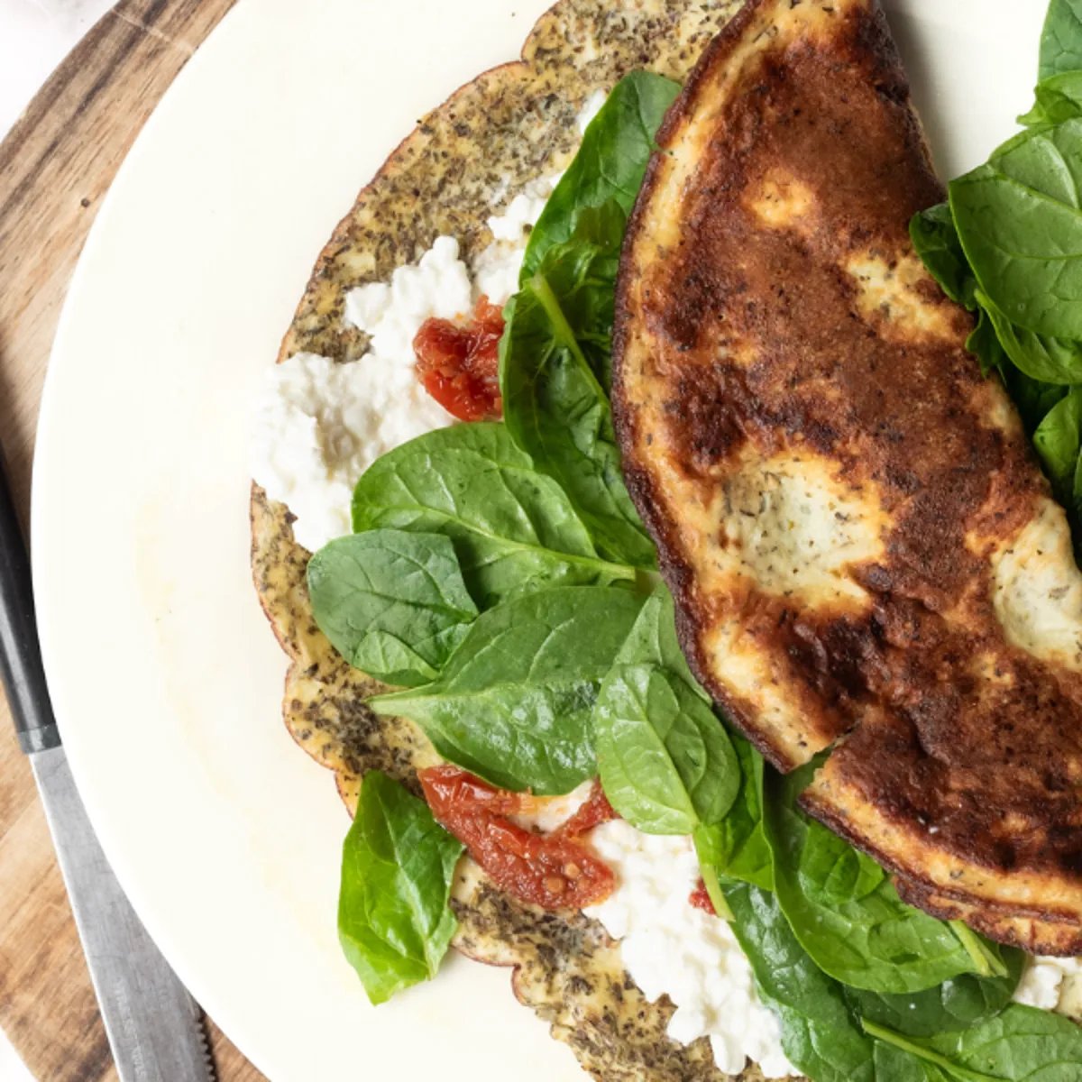Omelet met bimi, spinazie, feta en pompoenpitten